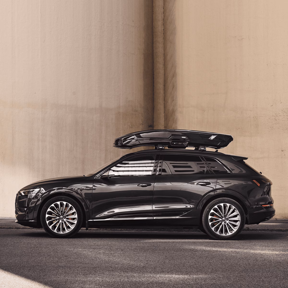 Thule Vector Alpine
katuseboks must metallik