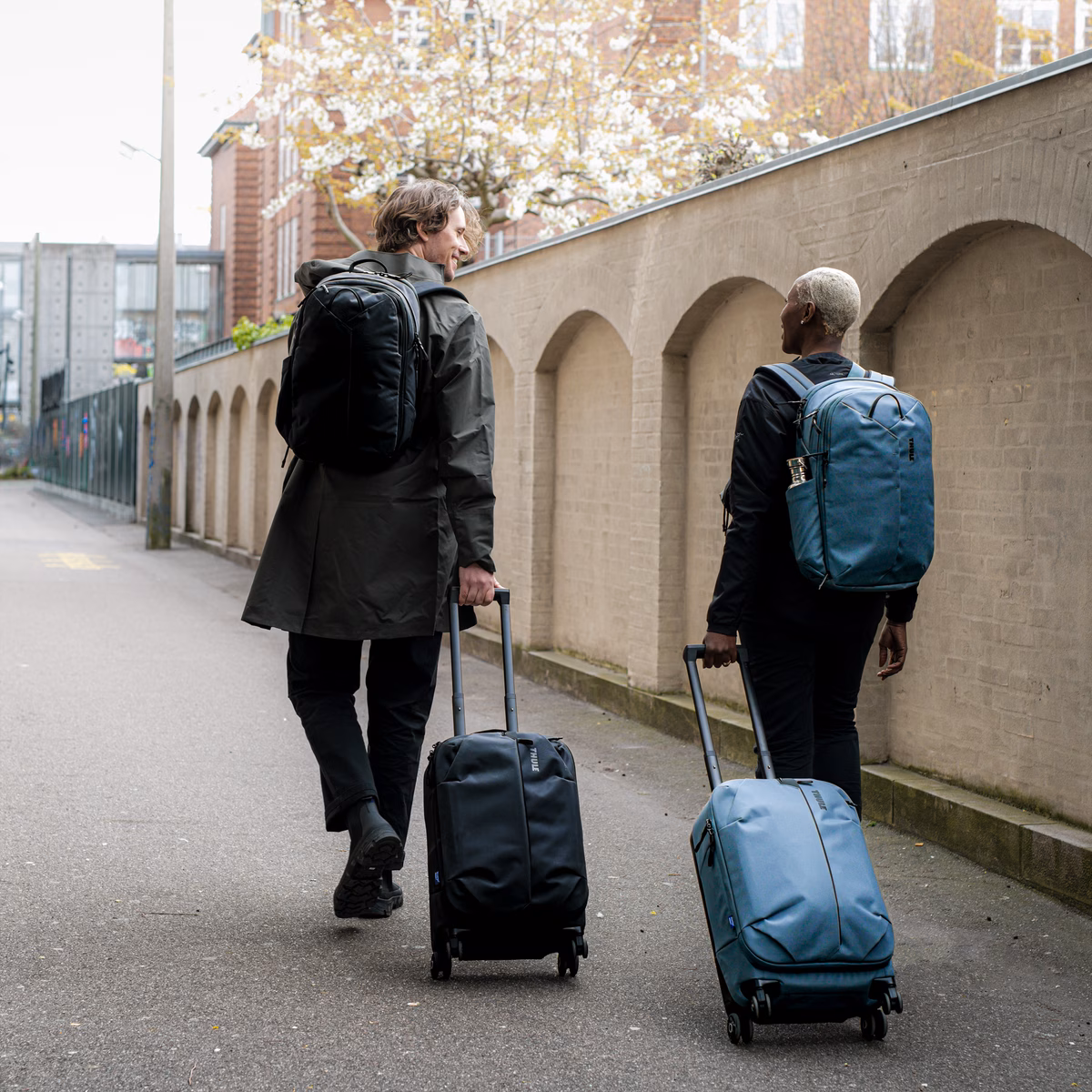 Thule Aion
28 l reisiseljakott tume kiltkivi