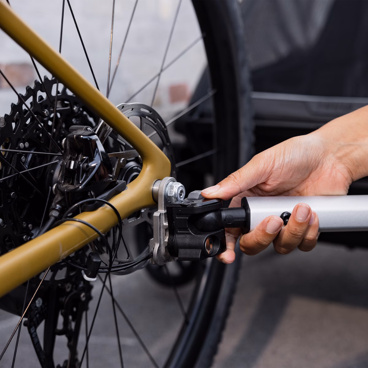 Thule axle mount ezHitch™ plate
axle mount plate