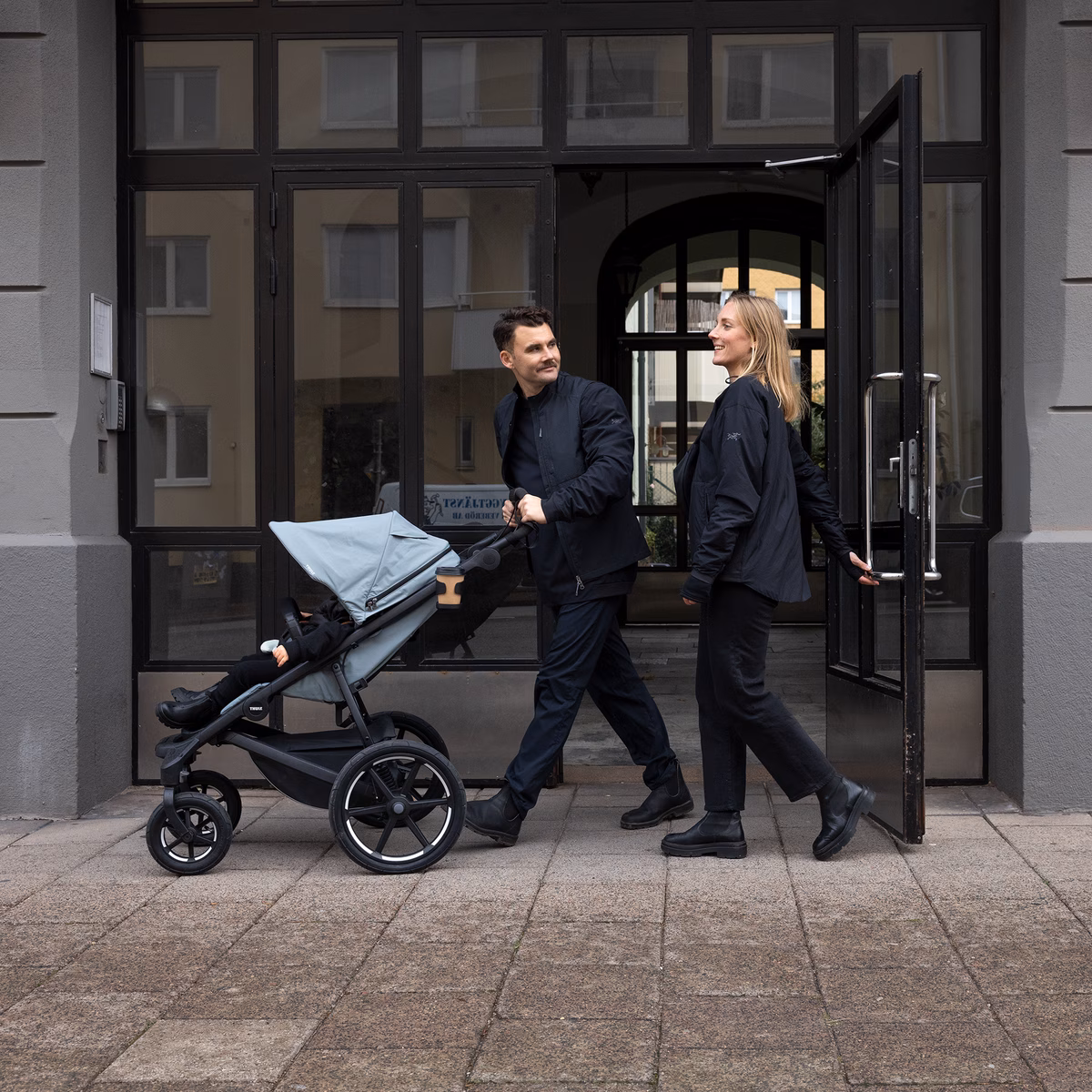 Thule Urban Glide 4-wheel
maastikukäru Must