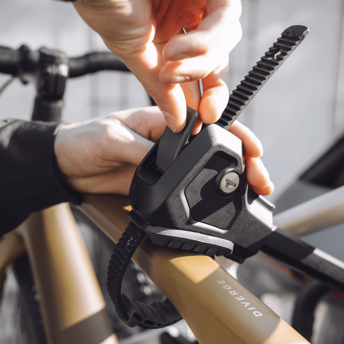 Thule EasyFold 3
kolmele jalgrattale mõeldud veokonksule paigaldatav platvorm rattahoidik must