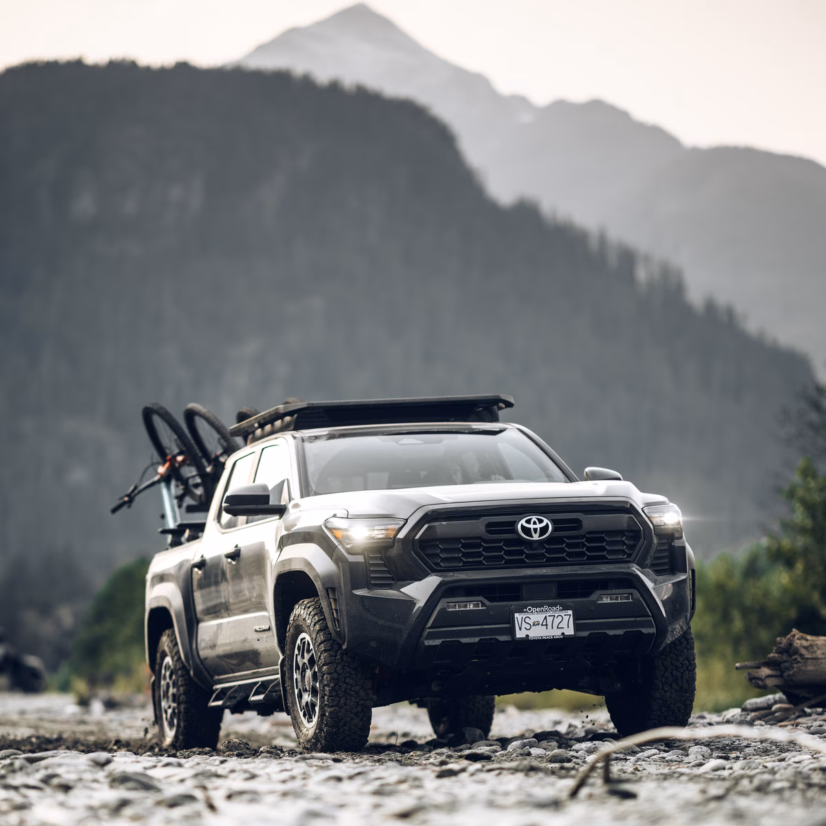 Thule Caprock rail mount
Thule Caprock katuseplatvormi siinpaigaldus. Sobib Toyota Tacoma Crew Cab Pickupile, 2024-