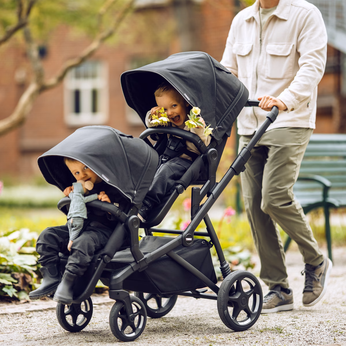 Thule Sleek 2
kohandatav käru must mustal