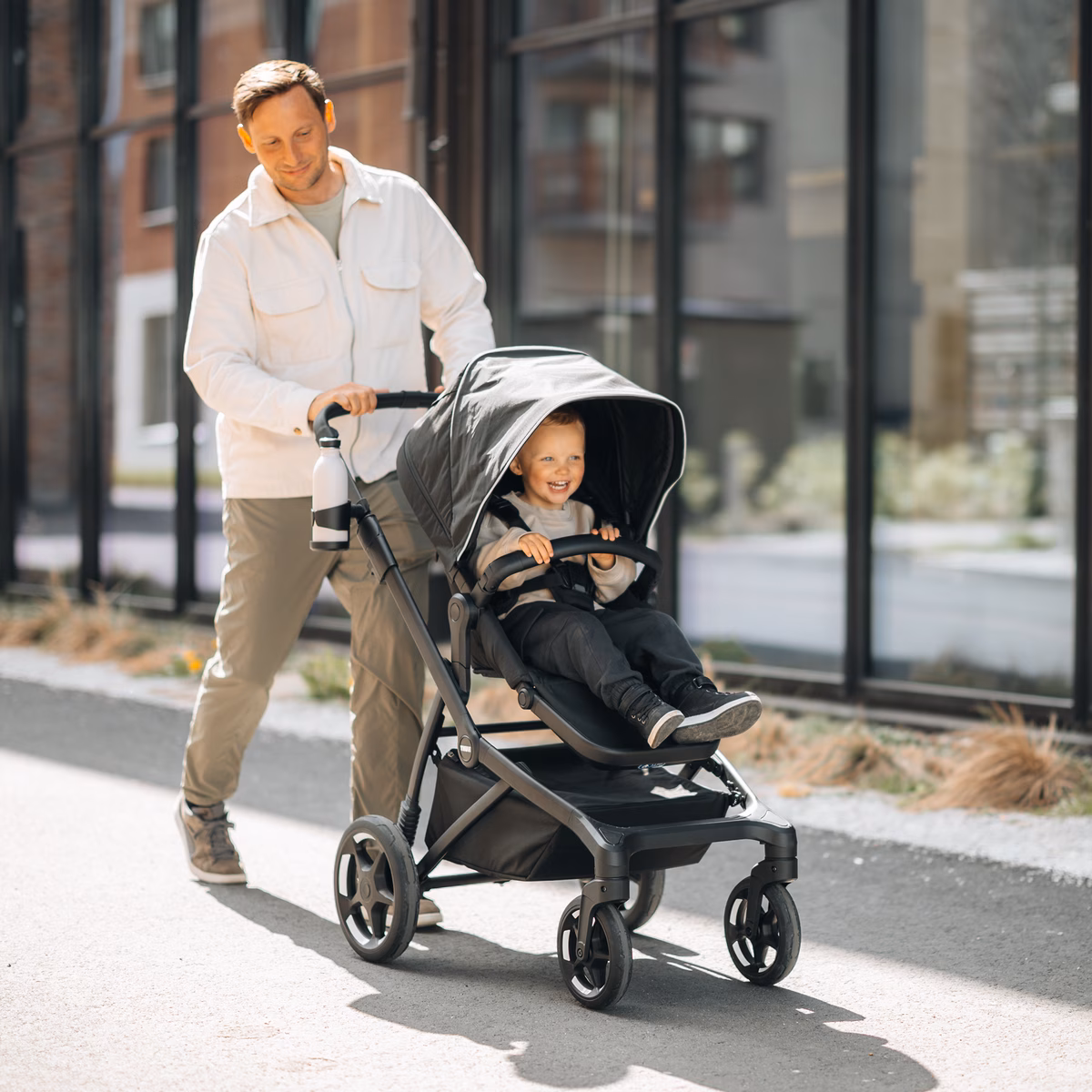 Thule Sleek 2
kohandatav käru must mustal