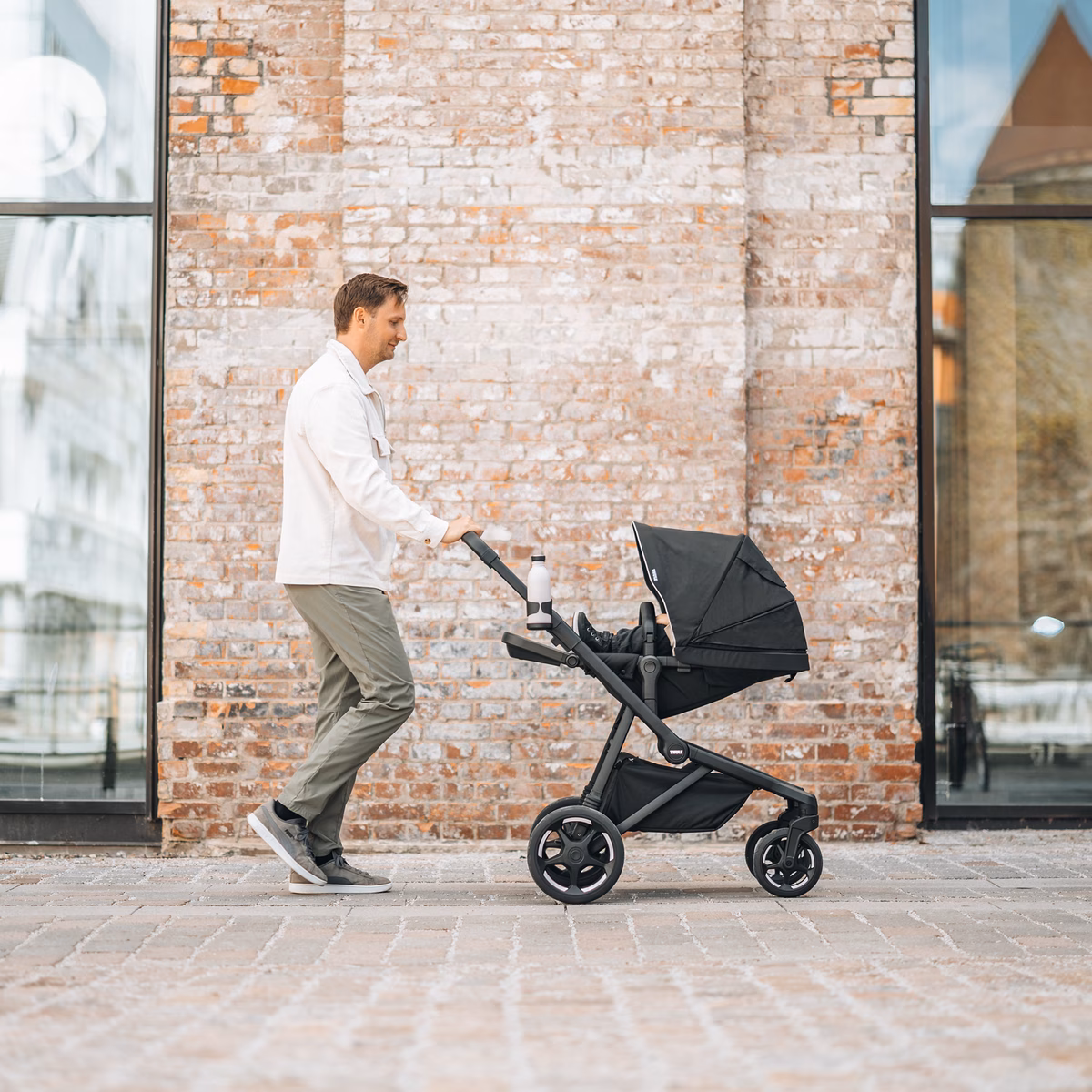 Thule Sleek 2 bundle
kohandatav jalutuskäru komplekt tuhmpruun mustal