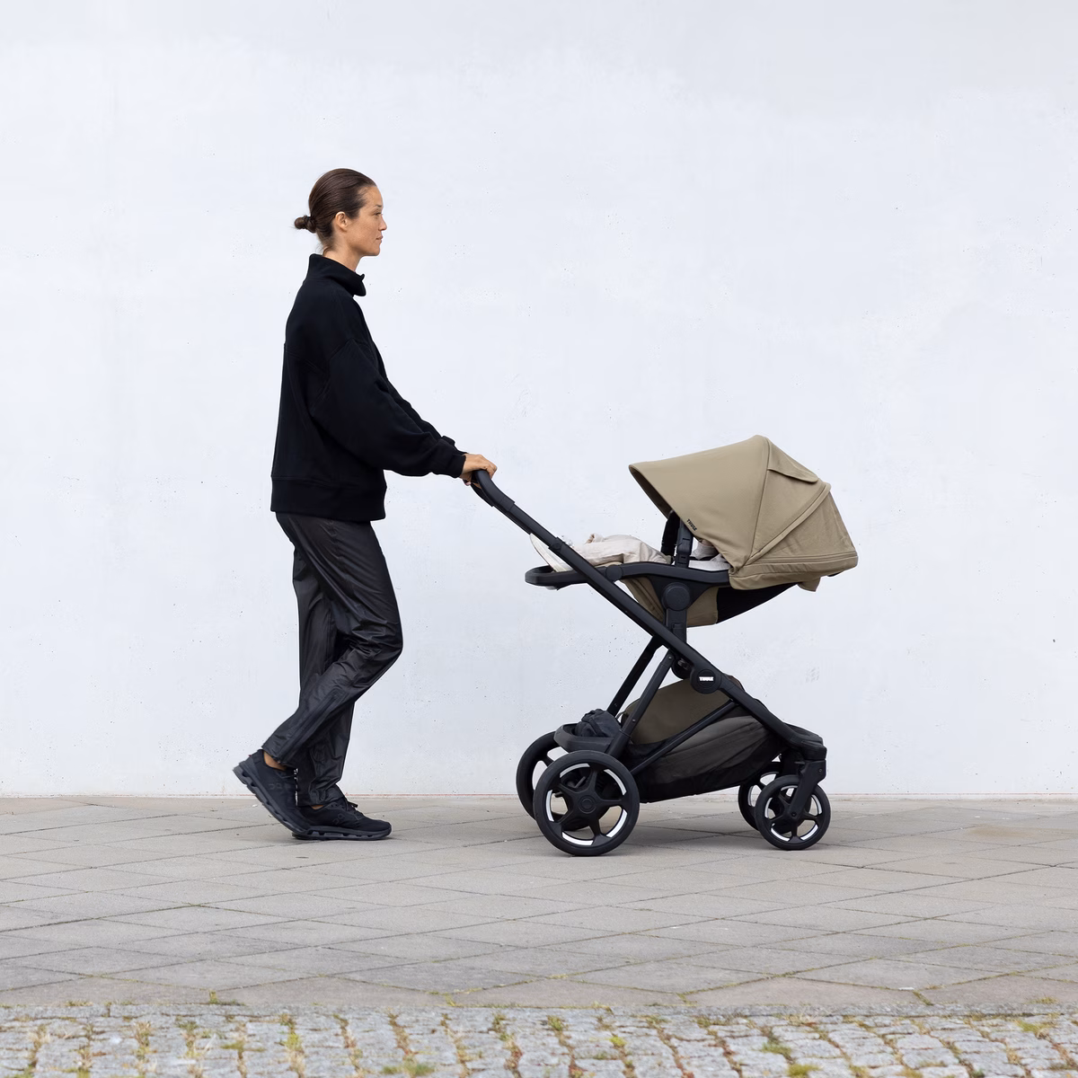 Thule Charm 2 in 1
täissuuruses jalutuskäru ja häll must
