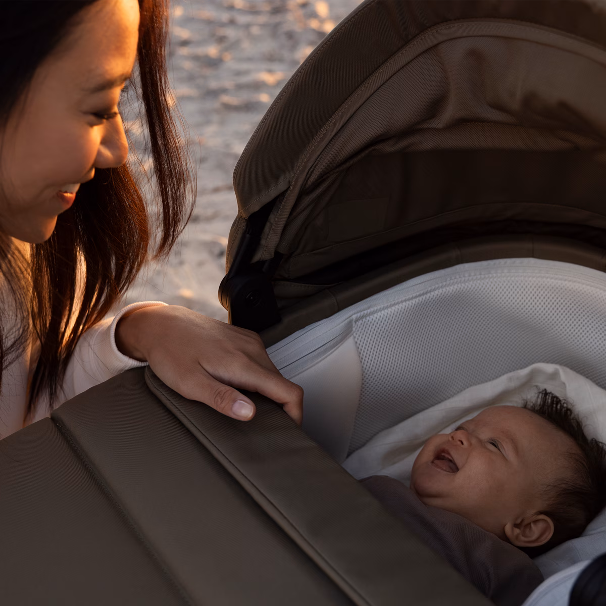 Thule Charm 2 in 1
täissuuruses jalutuskäru ja häll must