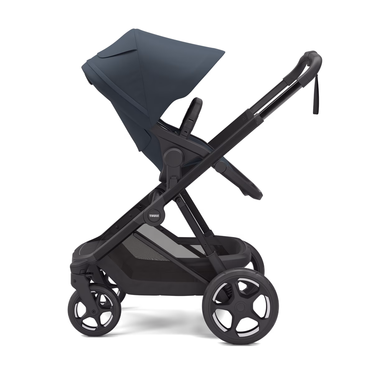 Thule Charm 2 in 1
täissuuruses jalutuskäru ja häll tumedaima sinine